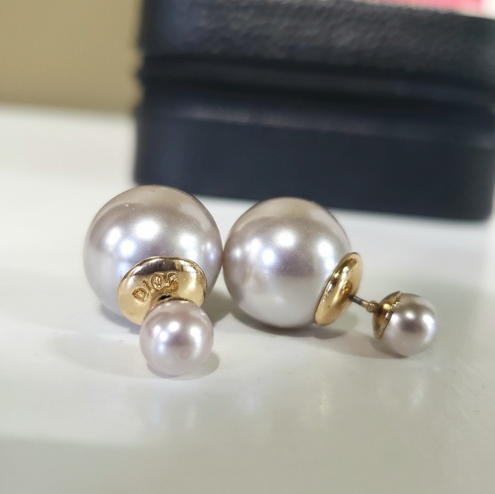 Mise en Dior design double pearl earrings